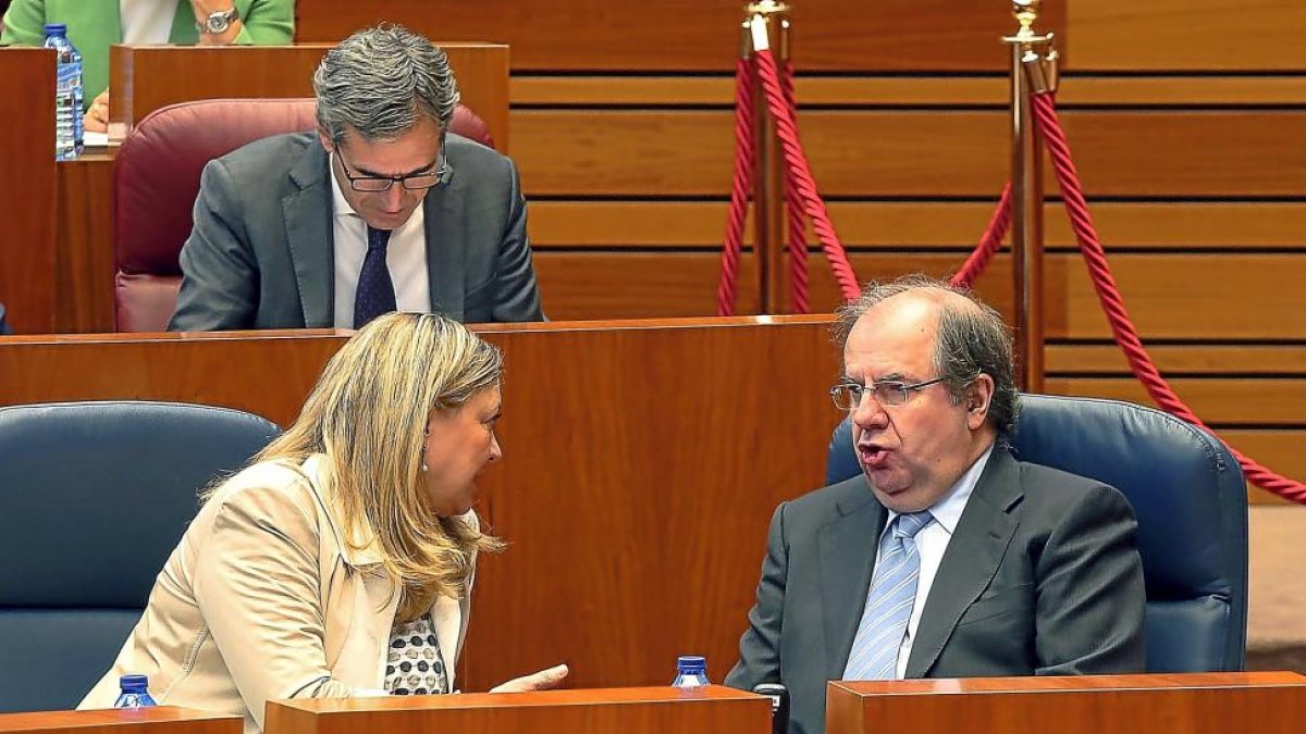 La consejera de Economía, Pilar del Olmo, habla con Juan Vicente Herrera durante el Pleno de ayer en las Cortes.-ICAL