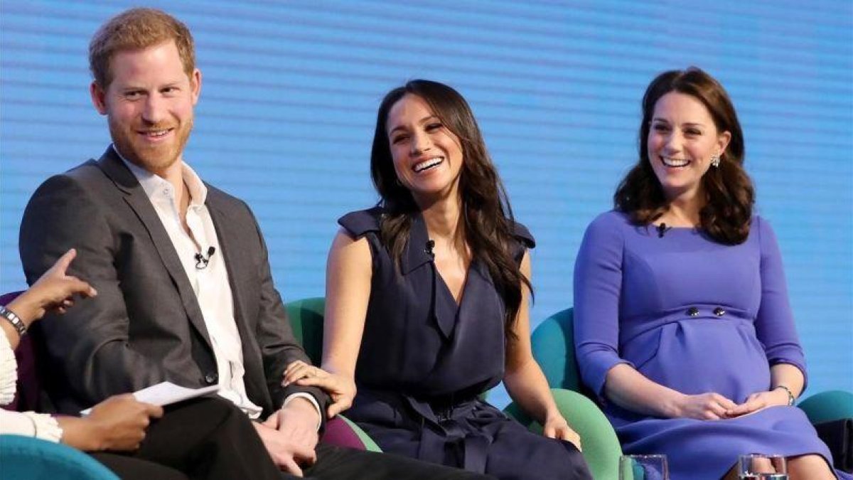El príncipe Enrique junto a Meghan Markle y Kate Middleton, en un acto benéfico.-CRIS JACKSON