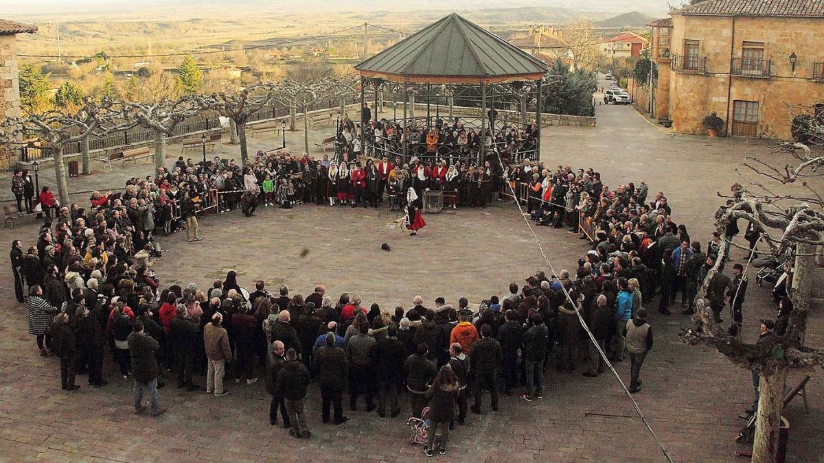 La cita en la localidad pozana congregó a numeroso público en torno a los danzantes y los animales domésticos protagonistas de la tradicional danza. G. G.