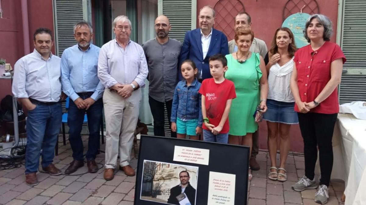 Organizadores y participantes de esta jornada se hicieron una foto de familia tras finalizar el encuentro.-RADIO EVOLUCIÓN
