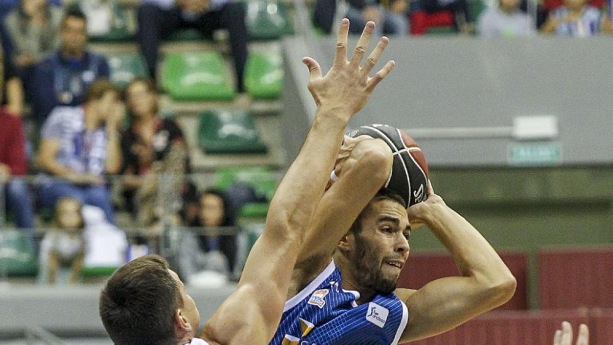 Álex López intenta doblar un balón ante la defensa del jugador del Real Madrid Maciulis-Santi Otero
