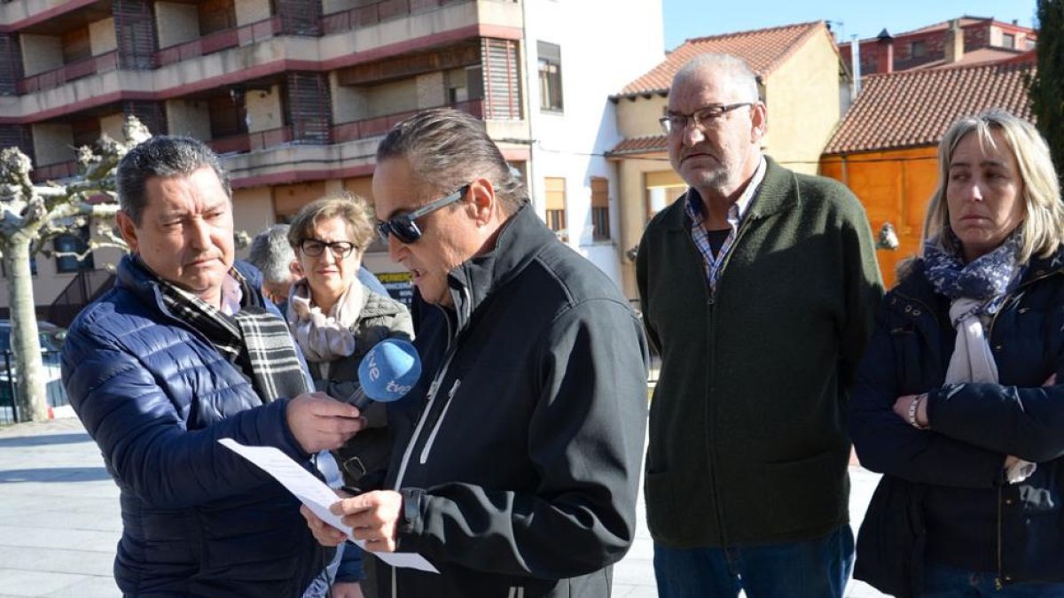 El alcalde, con voz quebrada, leyó un manifiesto en apoyo de la familia.-R. F.