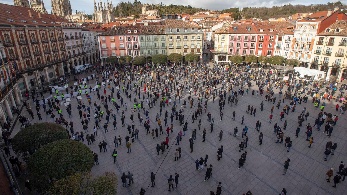 Medio millar de personas se congregaron ayer en la Plaza Mayor para protestar contra las medidas sanitarias que afectan a centenares de negocios. RAÚL G. OCHOA