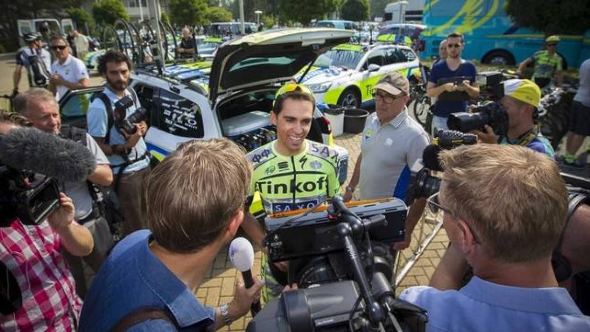 Contador habla a la prensa antes del entrenamiento del Tinkoff.-Foto: EFE / JEROEN JUMELET