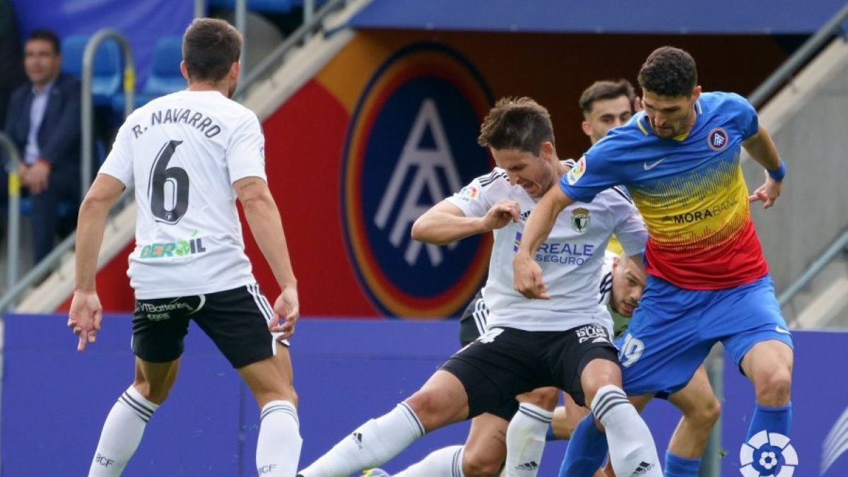 Unai Elgezabal lucha con Almpanis por el esférico en el partido de la primera vuelta. LALIGA