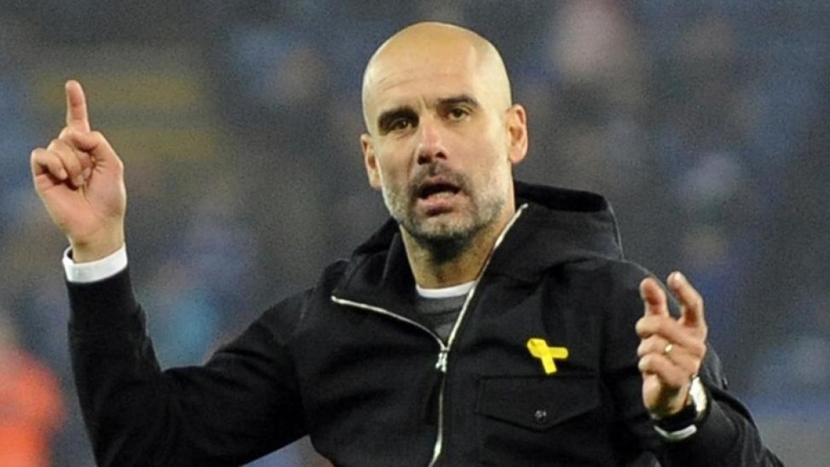 Guardiola, entrenador del City, con el lazo amarillo.-/ RUI VIEIRA