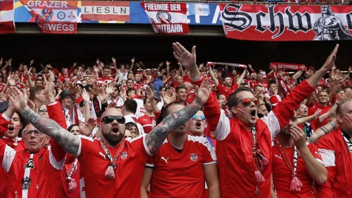 Un grupo de aficionados austriacos en el partido ante Portugal.-EFE / ETIENNE LAURENT