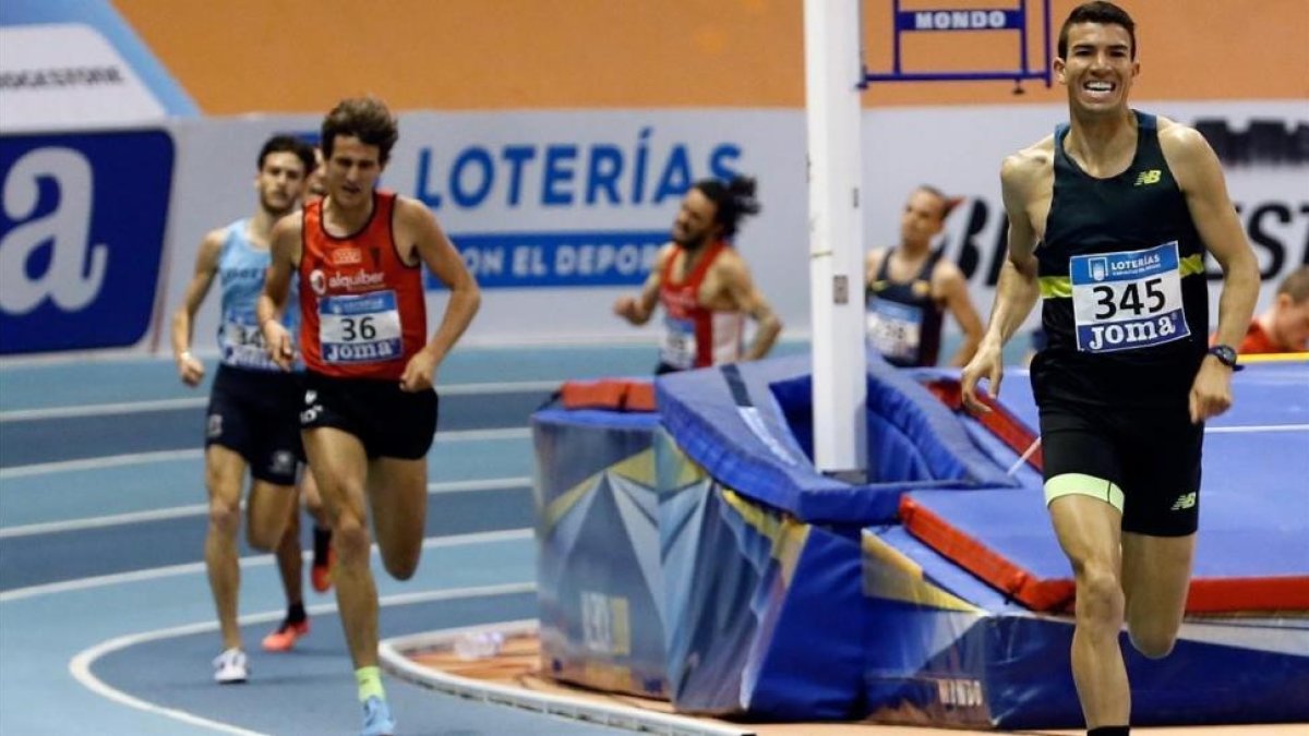 Adel Mechaal, el pasado sábado, camino de ganar el título español de 3.000 metros en Valencia.-EFE