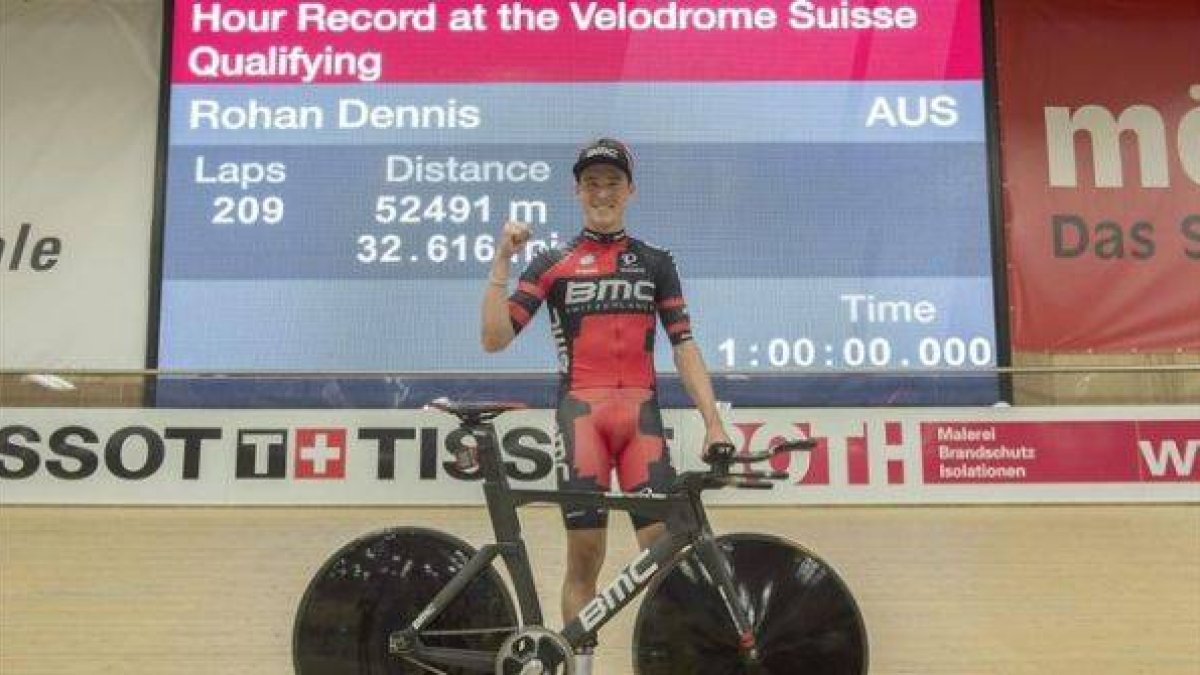 Rohan Dennis, con la marca conseguida.-Foto: EFE / MARCEL BIERI