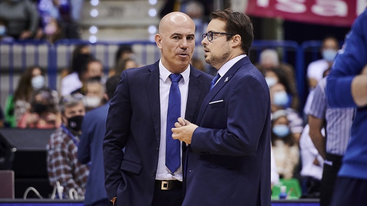 Félix Alonso y Fran Hernández charlan durante el calentamiento de un partido. B. B. HOJAS / SPB
