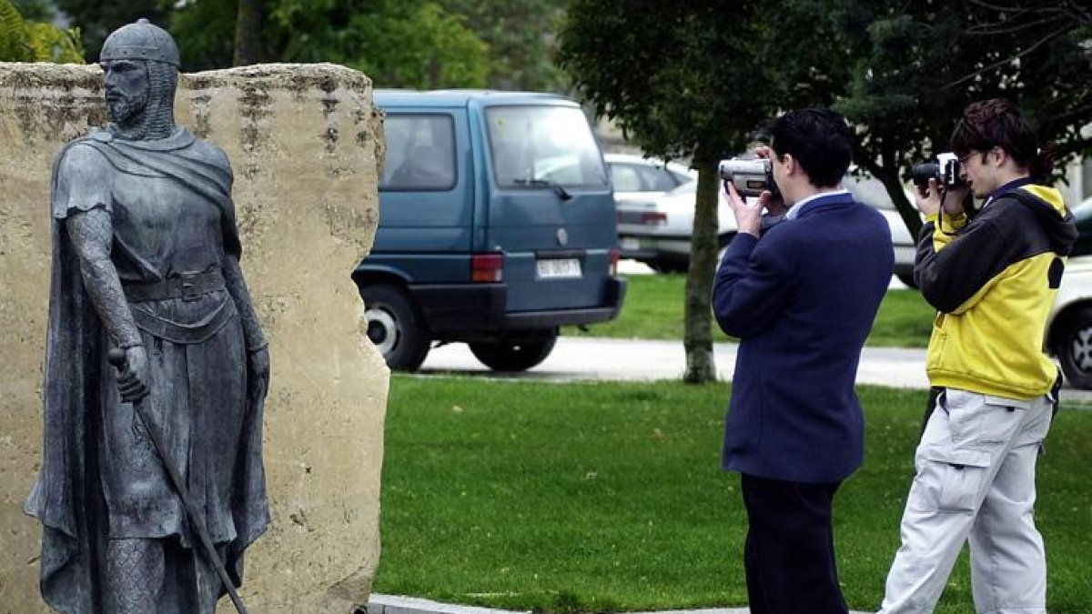 La estatua de Rodrigo Díaz de Vivar da la bienvenida a los visitantes.-ISRAEL L. MURILLO