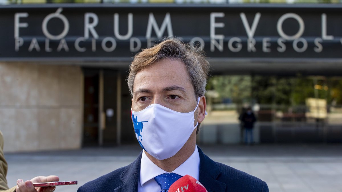 El concejal del PP, César Barriada, en su intervención junto al Fórum Evolución. SANTI OTERO