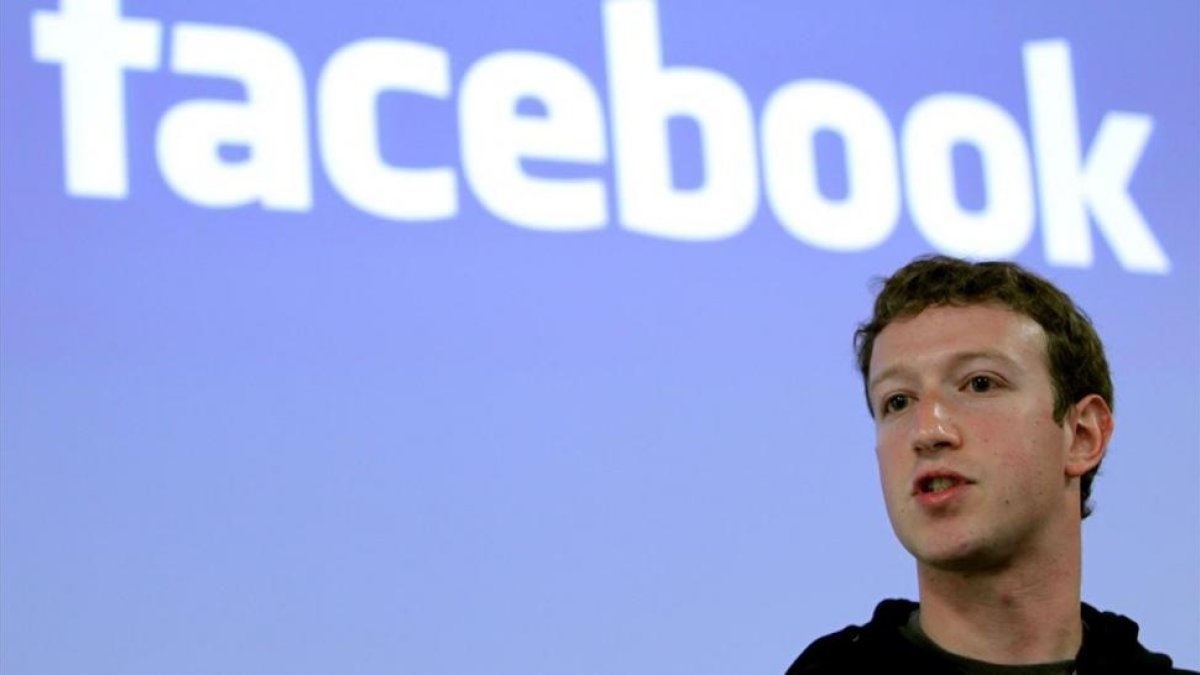 El director ejecutivo y fundador de Facebook, Mark Zuckerberg, durante una rueda de prensa en Palo Alto, Estados Unidos, en mayo del 2010.-/ ROBERT GALBRAITH / REUTERS