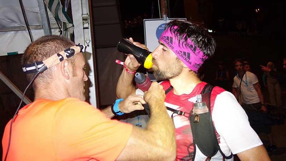 Luis Alberto Hernando repone líquidos durante un control de avituallamiento.-TWITTER/@IRUNFARES
