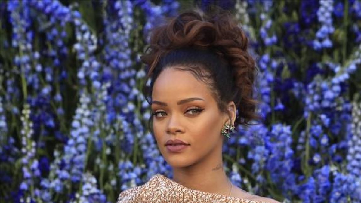 Rihanna posa en el 'photocall' del desfile de Dior en París, el pasado 12 de noviembre-AP / THIBAULT CAMUS
