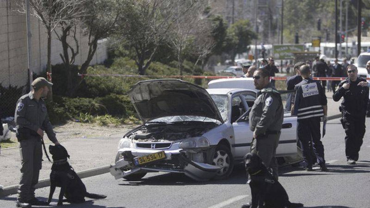 Agentes israelís, en el lugar de los hecho, hoy en Jerusalén.-Foto: AP / SEBASTIAN SCHEINER