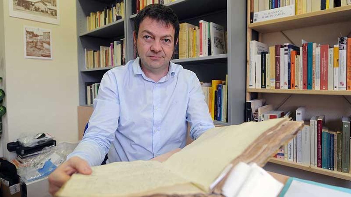 El historiador y profesor de la Universidad de Burgos, Juan José Martín, ha investigado a fondo durante casi dos meses las ocultaciones de censos regionales en el Diccionario de Madoz.-ISRAEL L. MURILLO