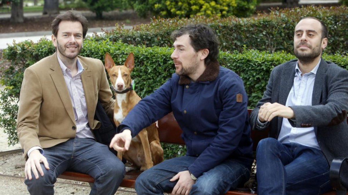 Carlos Bustamante, Jorge Escudero y Héctor Alfonso Tovar posan con Pan, que lleva colocado el localizador para mascotas GPS.-Raquel P. Vieco