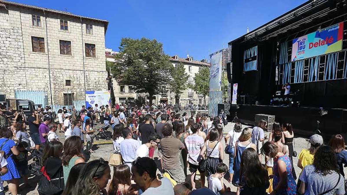 El público respondió a la propuesta musical de Delafé, que animó la hora del vermú.-Raúl Ochoa