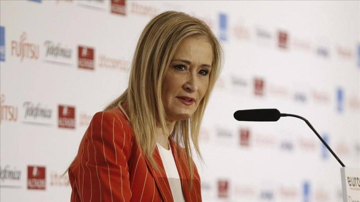 La presidenta de Madrid, Cristina Cifuentes, en una intervención pública reciente en un desayuno informativo en Madrid.-PACO CAMPOS / EFE