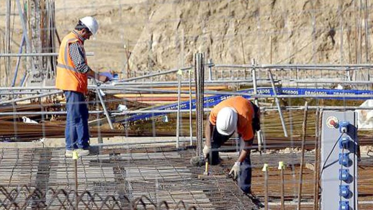 Dos trabajadores en plena labor en una obra, en una imagen de archivo.