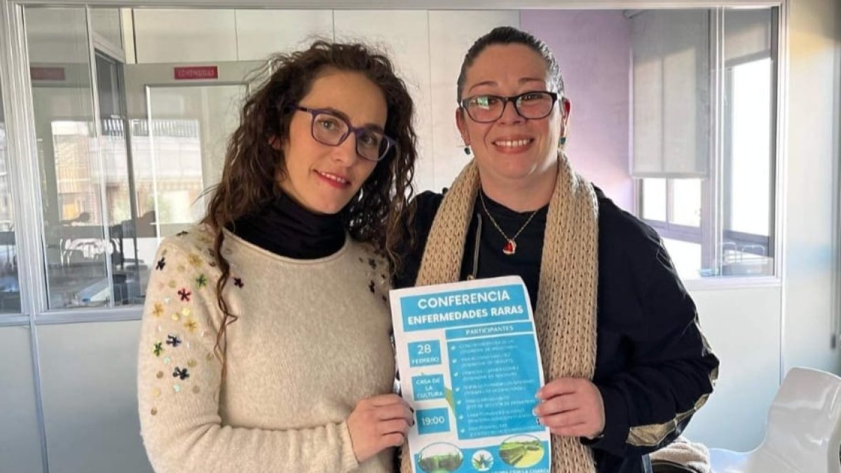 Ana y Conchi muestran el cartel de la conferencia que han organizado. ECB