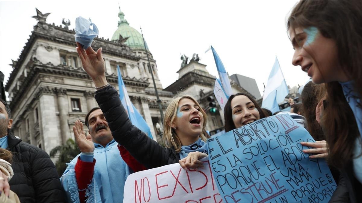 Centenares de personas contrarias a la ley del aborto se manifiestan en el exterior del Senado en Buenos Aires. /-EFE / DAVID FERNÁNDEZ