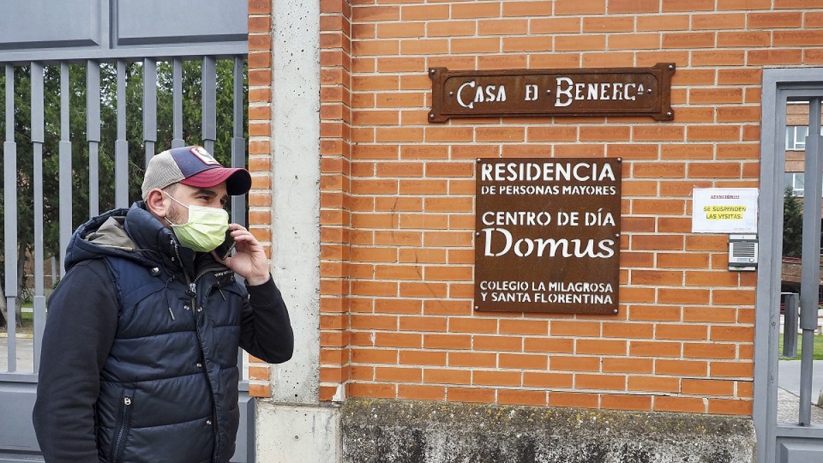 Un familiar a la puerta de la residencia de la Beneficencia de Valladolid. Photogenic/Miguel Ángel Santos.