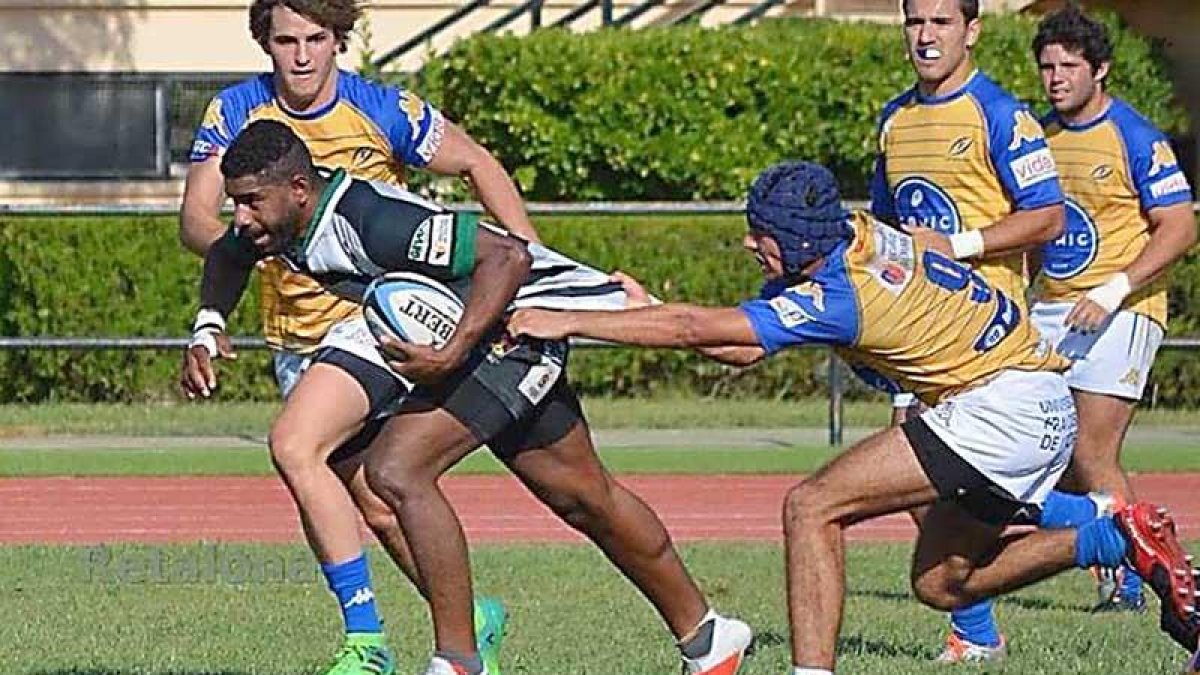 Un rival sujeta de la camiseta a Jerry Surumi durante un encuentro liguero.-JERRYSURUMI.WIXSITE.COM