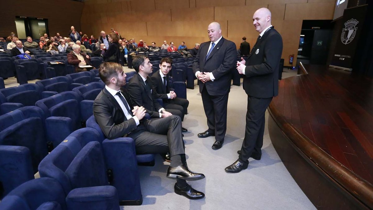 Antonio Caselli conversa con varios consejeros del Burgos CF en la asamblea celebrada en diciembre. RAUL G. OCHOA