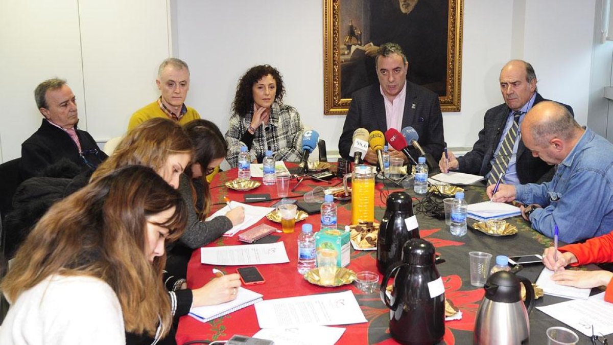 El Colegio de Médicos celebró ayer un desayuno informativo para hacer balance de este año y plantear sus inquietudes en materia sanitaria.-ISRAEL L. MURILLO