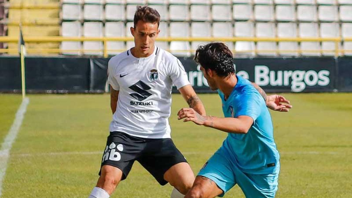 Acosta mantiene el control del balón durante un partido en El Plantío.-ALBA DELGADO / BURGOS CF