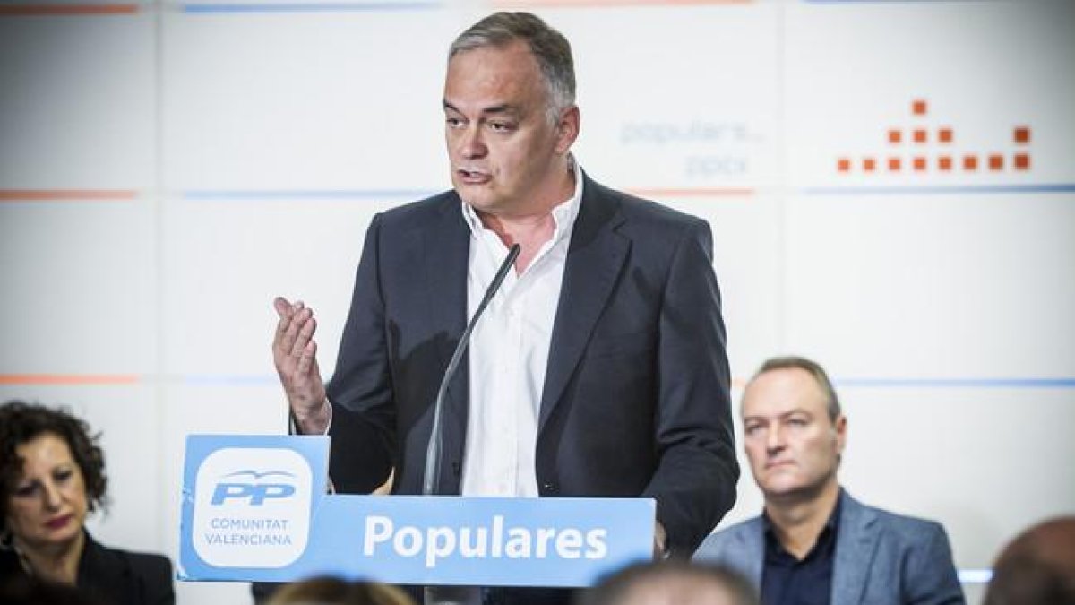 González Pons durante una reunión con miembros del partido de la Comunidad Valenciana para abordar las aportaciones al programa del PP para las elecciones europeas.-MIGUEL LORENZO