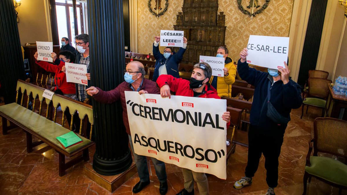 Nueva protesta de trabajadores en la Diputación. TOMÁS ALONSO
