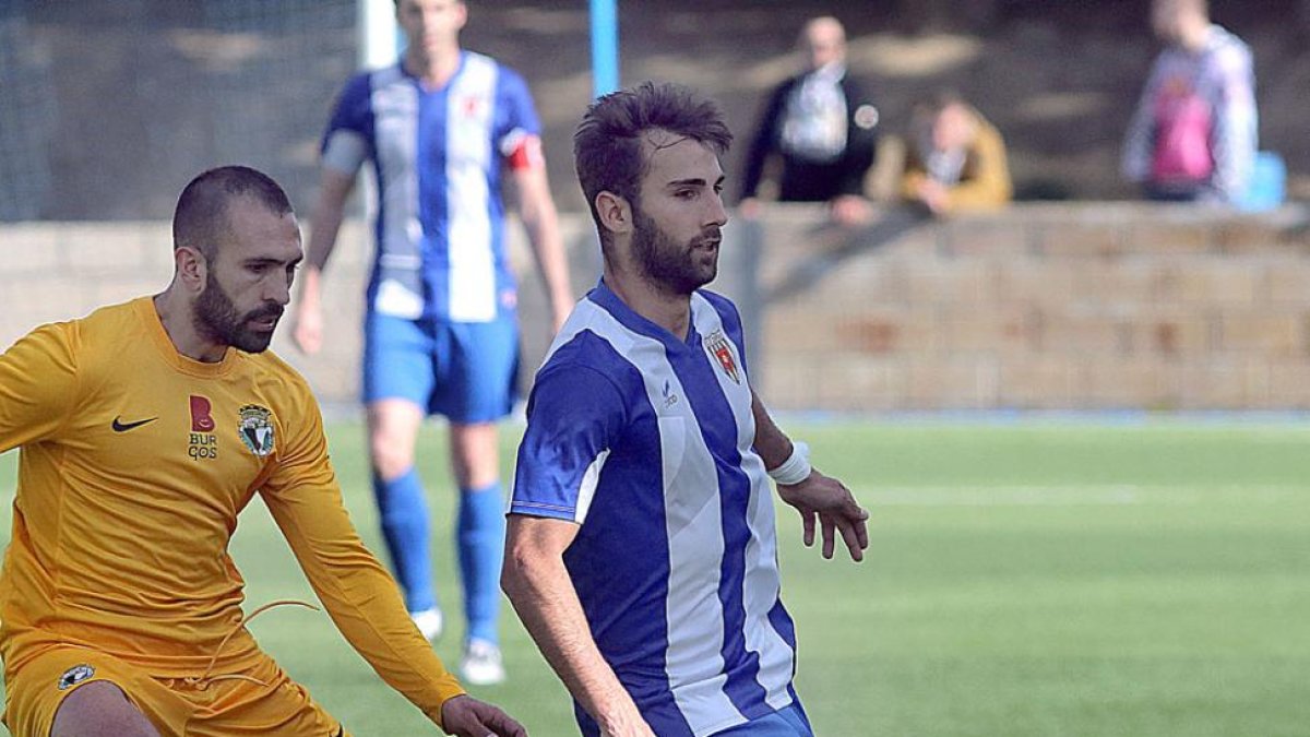 Rodri presiona a un jugador del Izarra durante el encuentro de ayer en Merkatondoa.-JAVIER SESMA