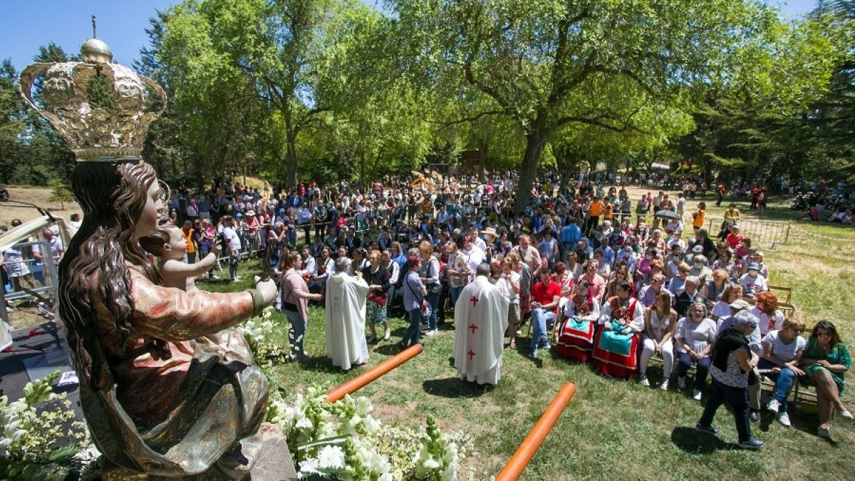 Misa de campaña tras la romería de la Virgen Blanca en la campa del Castillo. TOMÁS ALONSO