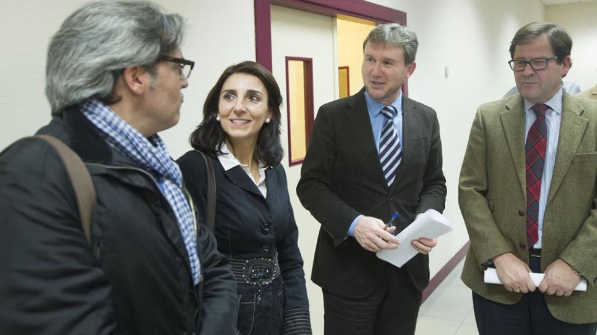 Jesús Ortego y Gloria Bañeres, de Ciudadanos, y Javier Lacalle junto a Salvador de Foronda (PP).-ISRAEL L. MURILLO