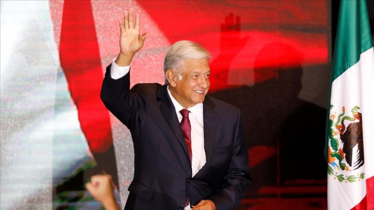 Andrés Manuel López Obrador saluda tras la victoria.-CARLOS JASSO (REUTERS)
