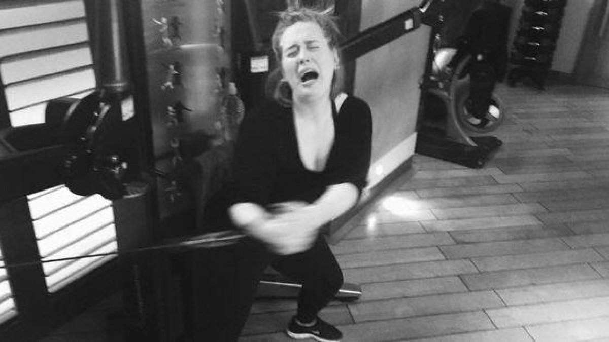 Adele, haciendo una mueca de esfuerzo titánico en el gimnasio.-INSTAGRAM