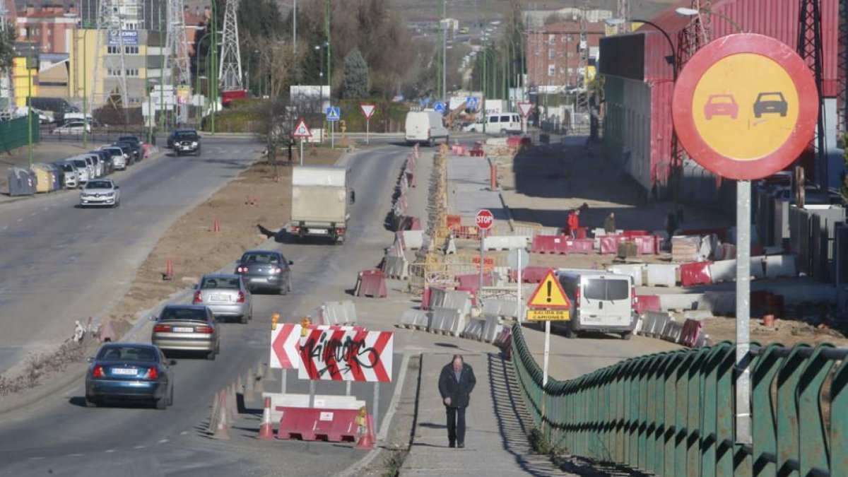 Imagen de las obras de urbanización en la calle Alcalde Martín Cobos, una de la arterias principales del polígono.-RAÚL G. OCHOA