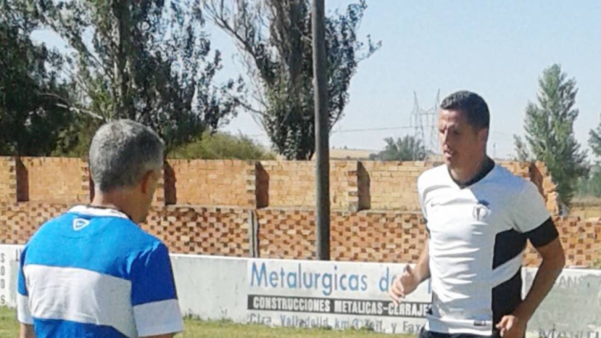 Pérez se ejercita junto al masajista, Joaquín Sáez, ayer, en Tardajos.-ECB