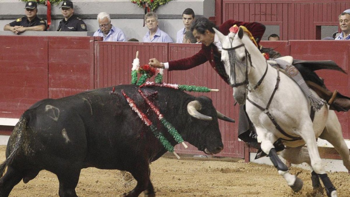 Óscar Borjas durante su actuación en la feria de San Pedro el pasado 25 de junio.-ECB