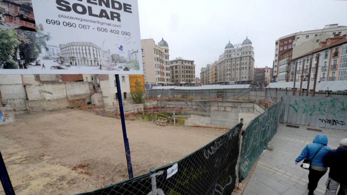La zona más cercana al río Arlanzón ya luce el cartel de venta.-ISRAEL L. MURILLO