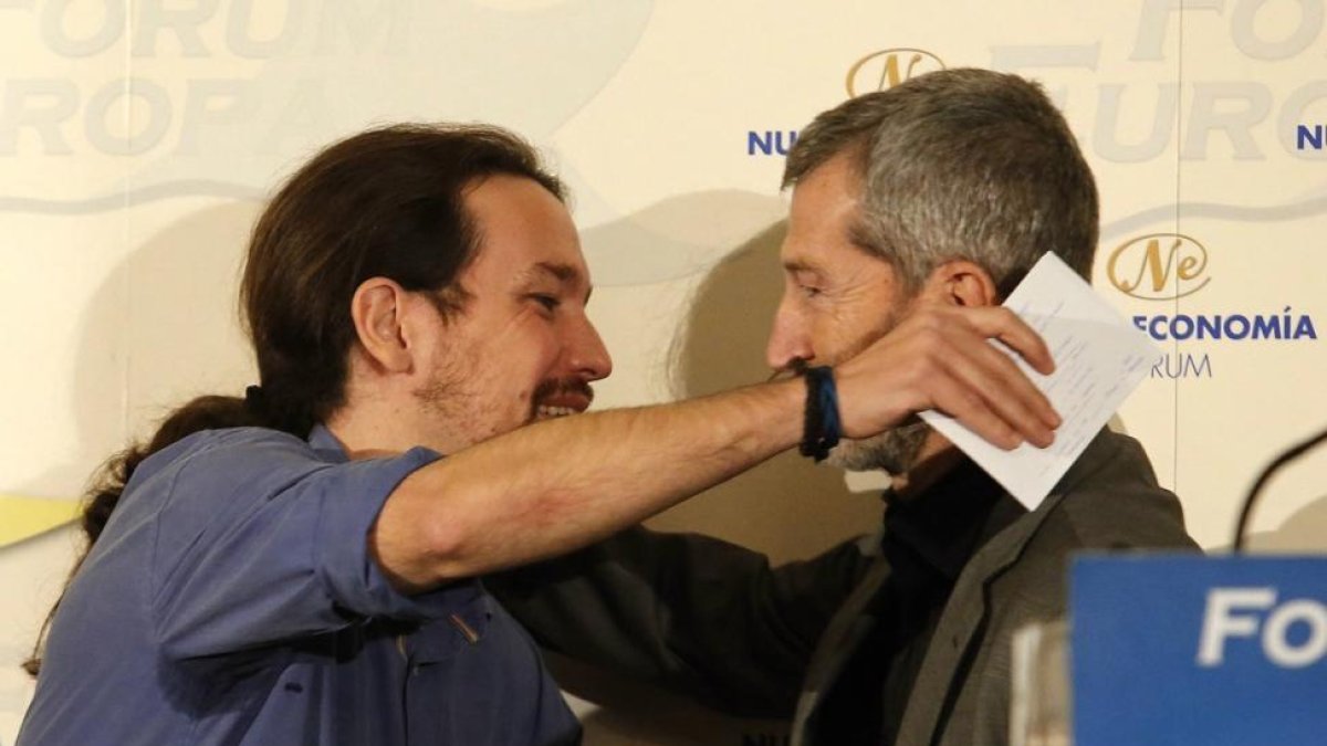 El líder de Podemos Pablo Iglesias junto al exJemad Julio Rodríguez en 2015. /-J.M. PRATS