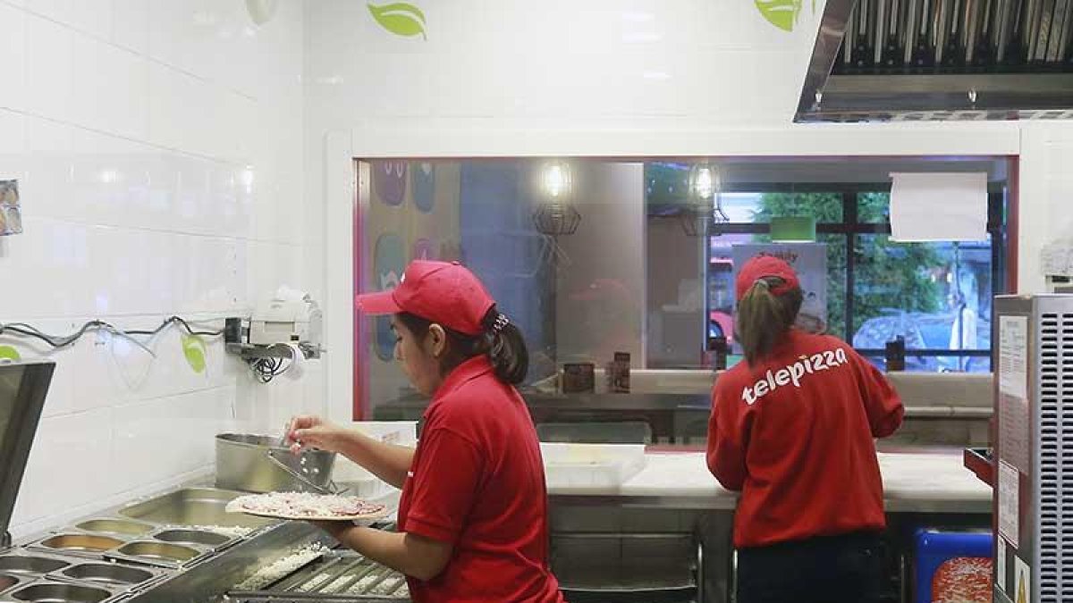 La cocina de Telepizza incorporará ahora el ingrediente más burgalés en su nueva propuesta Burgalesa Maestra.-RAÚL OCHOA