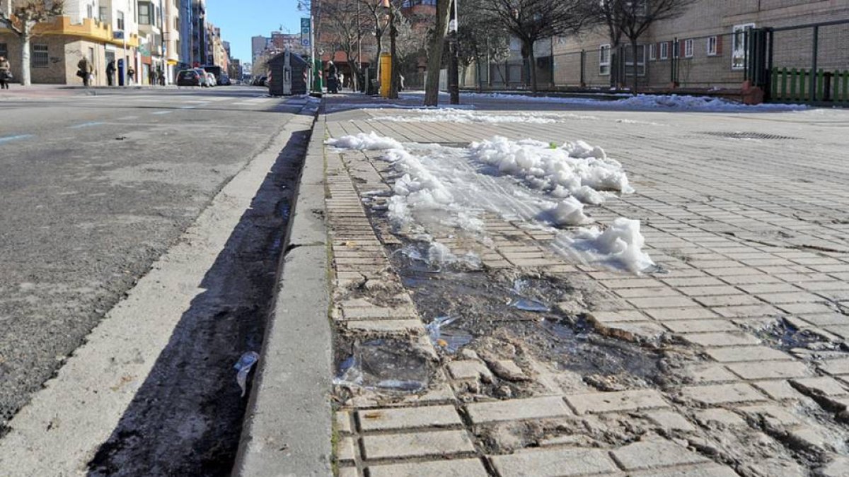 Vista de una parte de una de las aceras de la calle Las Calzadas.-ISRAEL L. MURILLO
