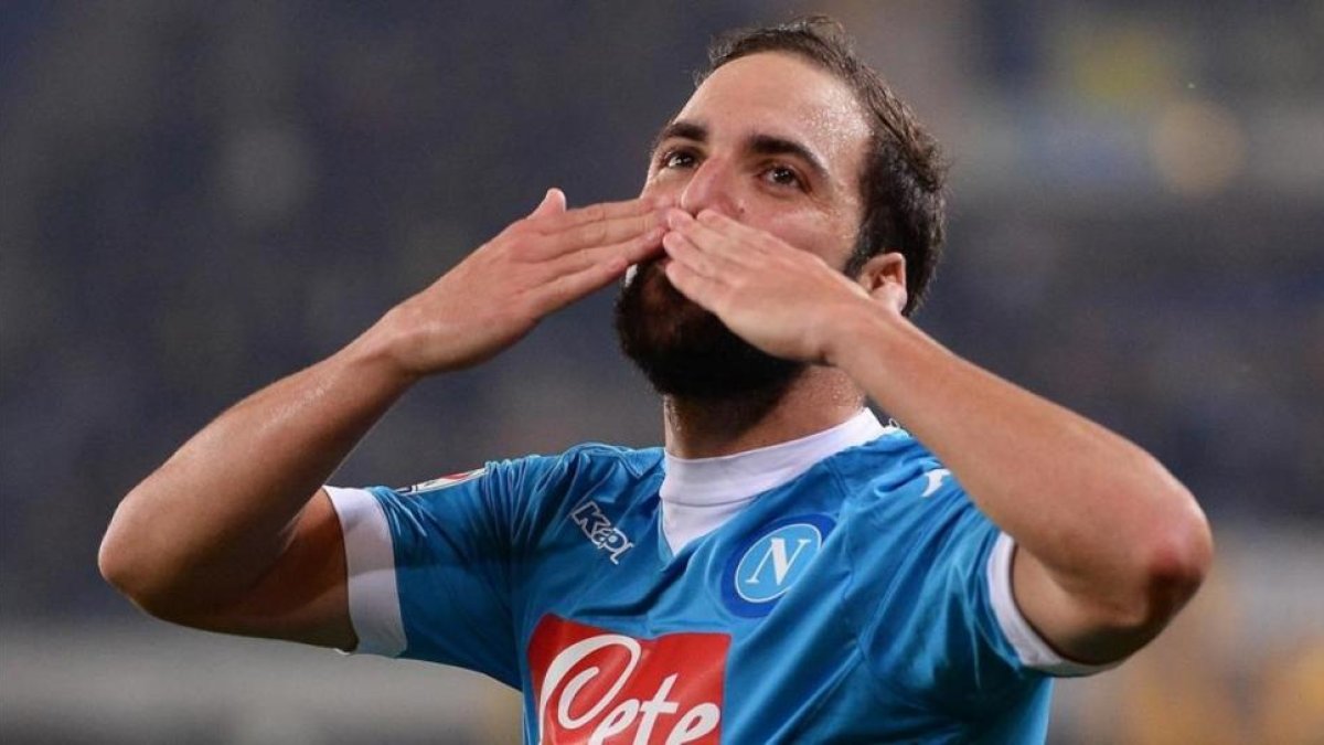 El delantero Gonzalo Higuaín celebra un gol con el Nápoles la temporada pasada.-EFE / GIUSEPPE ZANARDELLI