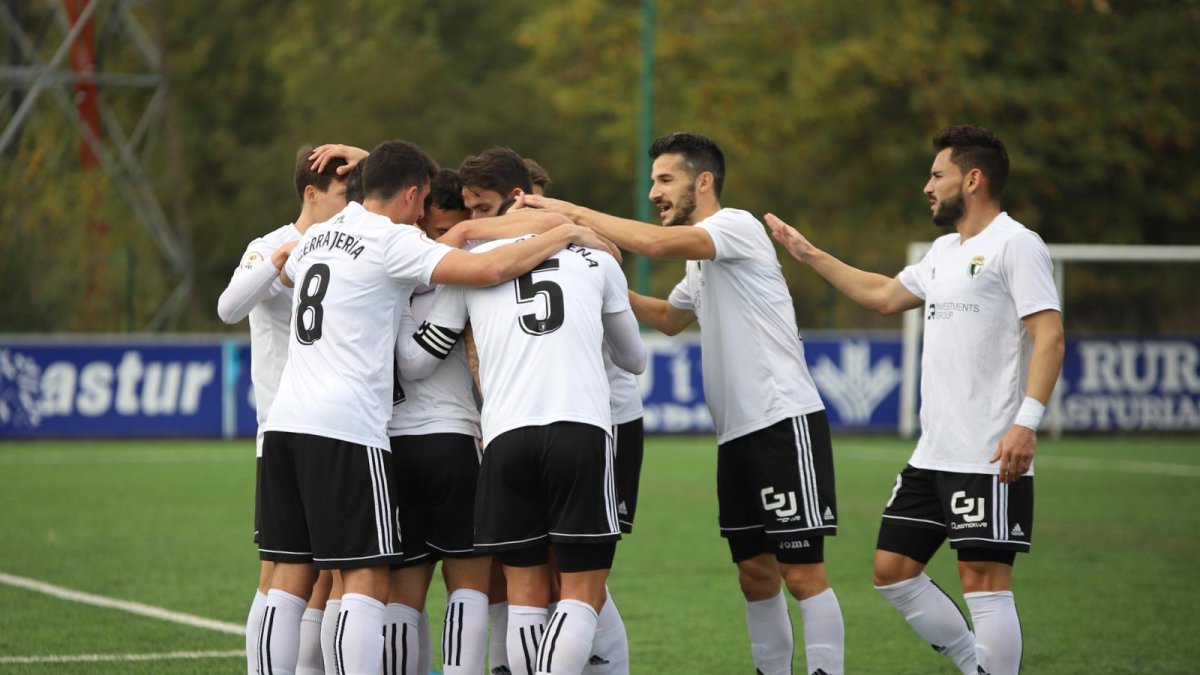 Los jugadores del Burgos CF festejan un gol en Oviedo. BURGOS CF