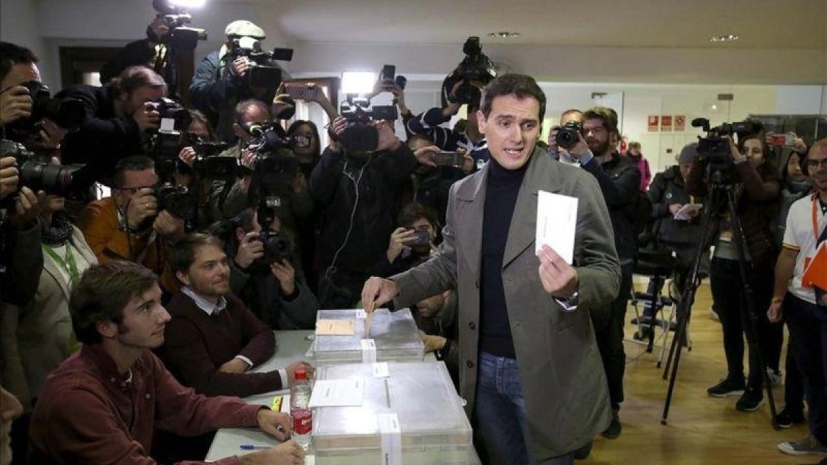 Albert Rivera vota en Madrid.-DAVID CASTRO