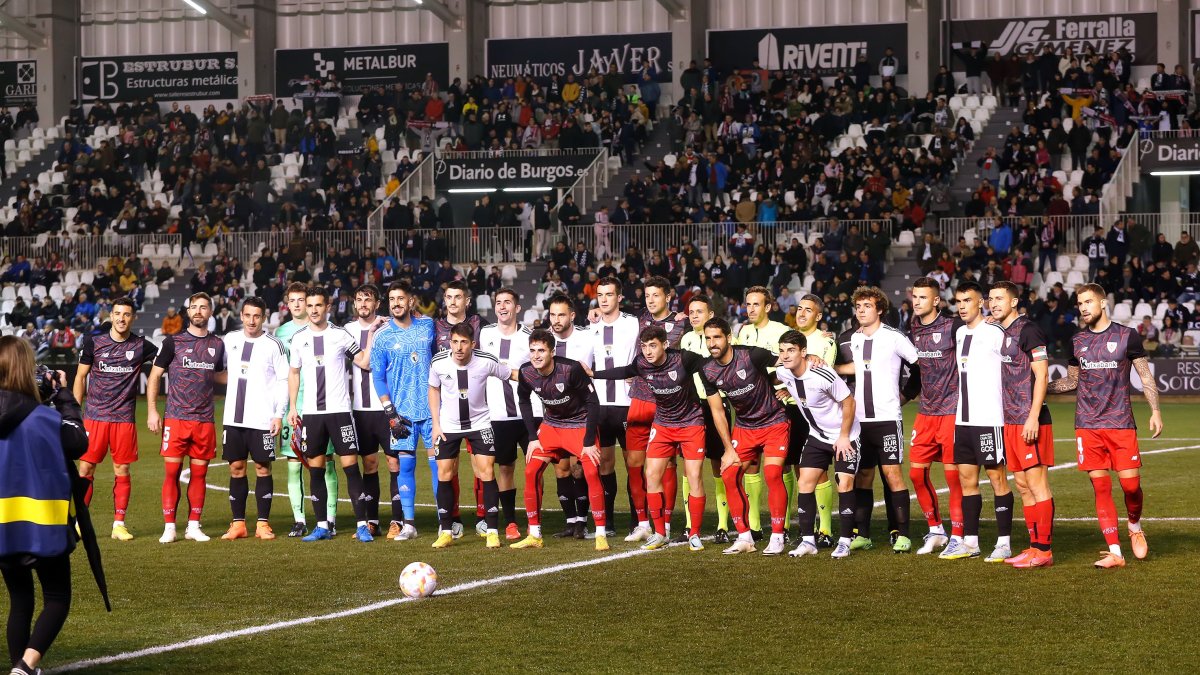 Burgos y Athletic posan ante las cámaras antes del partido. Santi Otero